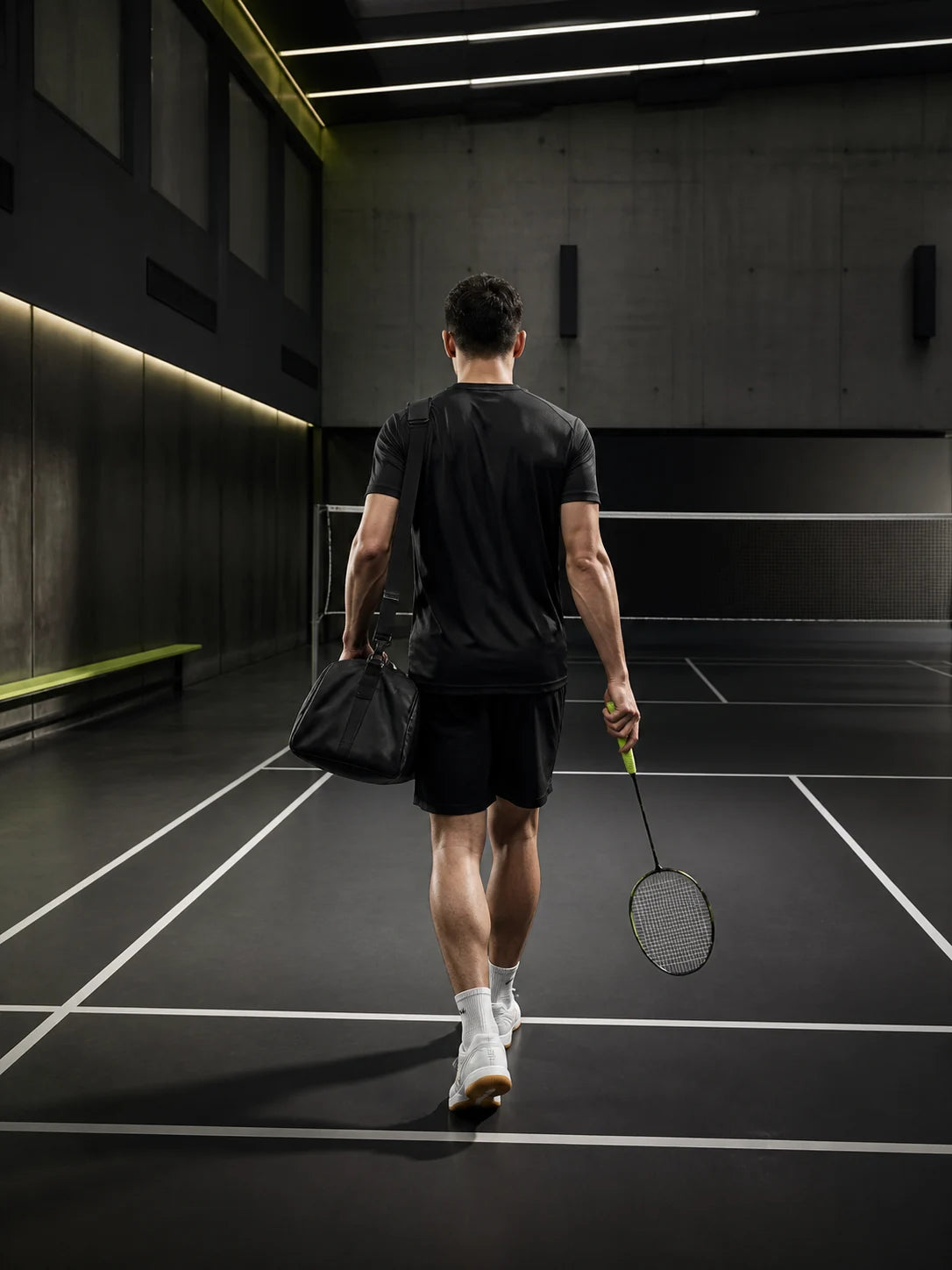 Expert badminton entrant sur un terrain indoor